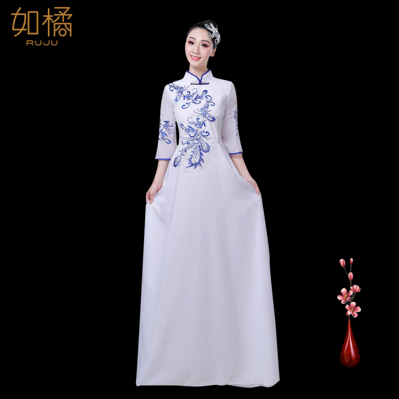 중국 전통의상 현대 무용 패션 의상 여성 코러스 학생 합창단 파란색과 흰색 도자기 치파오 드레스