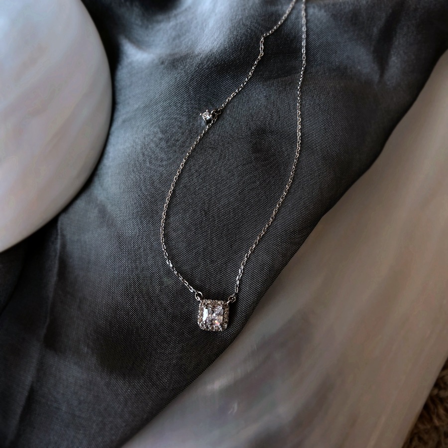 유럽과 미국의 실버 목걸이 S925 스털링 실버 작은 사각형 다이아몬드 목걸이 여성 간단한 기질 야생 지르콘 펜던트 쇄골 체인
