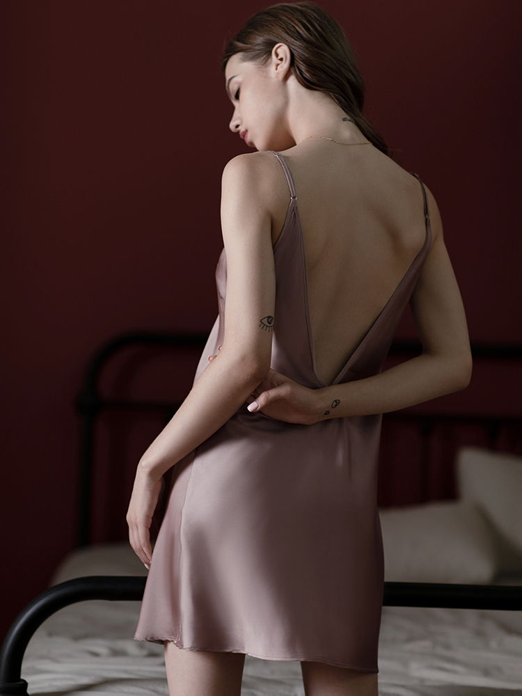 잠옷 nightdress 실크 딥 브이 아름다운 백 서스펜더 홀터 나이트 드레스 짧은 스커트 여성을 강제 판매