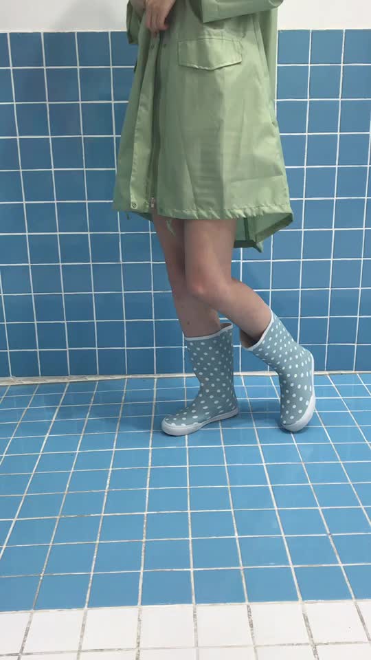 장화 여름 새로운 스타일의 한국어 중간 튜브 물 신발 여성 학생 비옷 정장 패션 미끄럼 방지 오버 슈즈 귀여운 장화