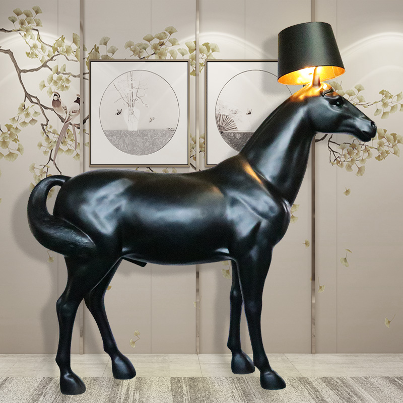 북유럽 홈 장식 조각 말 플로어 램프 호텔 거실 사무실 조명 럭셔리 하이 엔드 수공예품 장식품