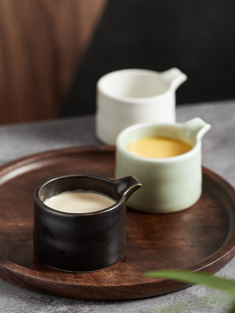 흑백 북유럽 스타일의 간단한 서양 스테이크 소스 소스 양동이 세라믹 조미료 그릇 커피 우유 컵 작은 우유 탱크 사용자 정의